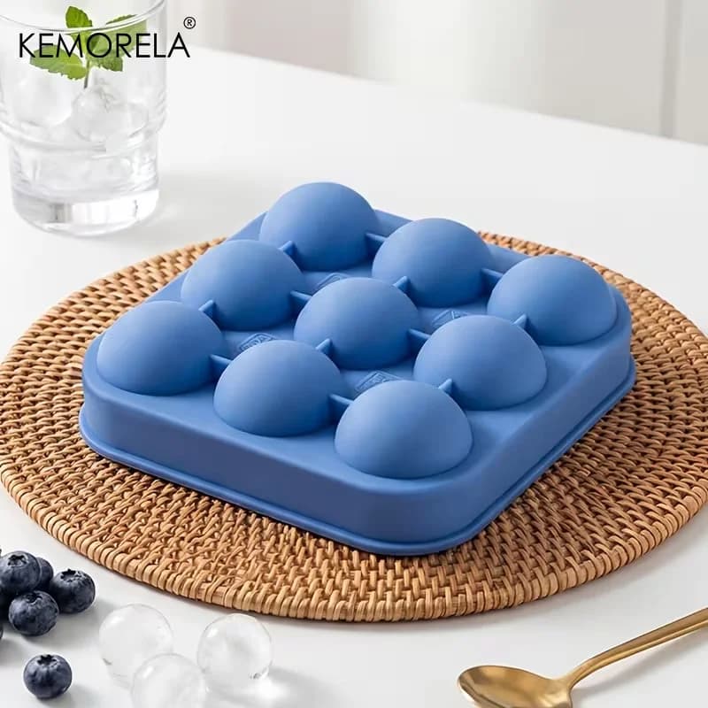 Лоток для кубиків льоду у формі футбольного м'яча з 9 комірками та кришкою